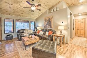 Peaceful Pines Cabin about 3 Mi to Fool Hollow Lake!