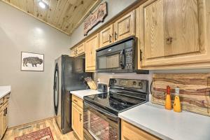 Peaceful Pines Cabin about 3 Mi to Fool Hollow Lake!