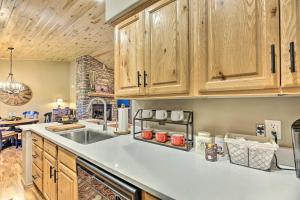 Peaceful Pines Cabin about 3 Mi to Fool Hollow Lake!