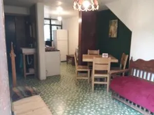 Casa entera sólo para ti. Sencilla y cómoda para familia, estudios o trabajo - Umecuaro