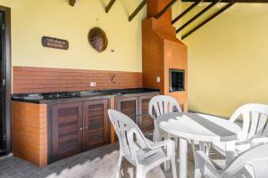 Casa Guaratuba-Barra do Saí - "Recanto de Milady" - 80 m da Praia