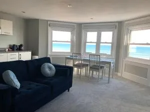 The Beachfront Lookout a Stunning Apartment with Perfect Sea View - Worthing