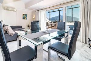 Spacious 2 Bedroom Apartment in Puerto Banus with a Private Terrace and Mountain Views