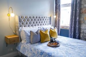 The Anchorage - sea views and beach on doorstep