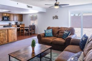 Cheerful Pool Home-Lowkey, 10min to Lake, Comfort