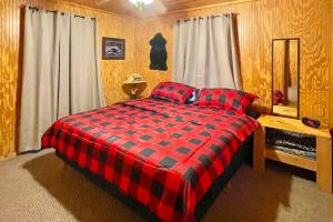 Broken Bow Cabin with Hot Tub, Near Hiking and Fishing