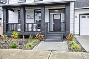 Footprints In The Sand By Oyhut Bay Seaside Village