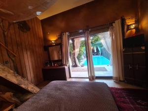 Maisons d'hotes SUITE COTE SUD ARDECHE : Chambre Double - Vue sur Piscine