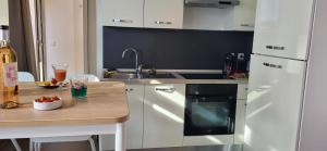 Une Escale en bord de Plage avec piscine et jardins