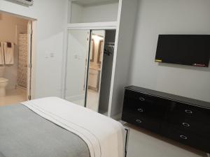 Luxury 2 Bedroom Rooftop pool View unit #3