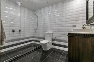 QV Luxury Elegant 2 Bedroom with Wifi & Parking -1035