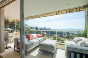 Elegant 3-Room Apartment with Terrace Pool & Island Views