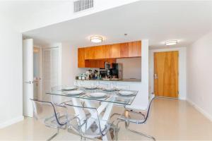 Stunning 2BR with Ocean View at Brickell, Free Parking