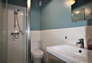 Appartements Studio climatise tout confort a 2 pas de la mer avec parking prive : photos des chambres