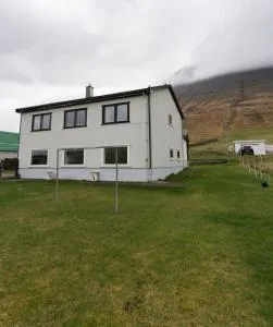 Scenic Village / Nature / Cozy House / 4 BR - Árnafjørður
