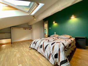 LAigle dor - Vue cité médiévale