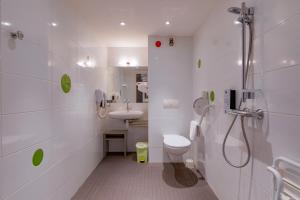 Hotels Kyriad Lyon Est - Saint Bonnet De Mure : photos des chambres