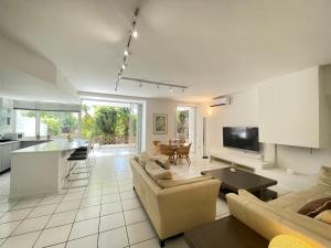 Vouliagmeni‘s Secret Garden near the Sea