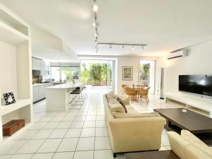 Vouliagmeni‘s Secret Garden near the Sea