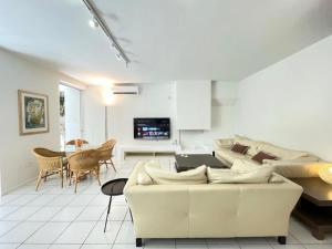 Vouliagmeni‘s Secret Garden near the Sea