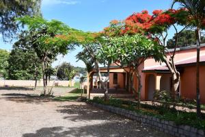 SNI-Village Ambohidratrimo au bord du Lac Andranotapahana