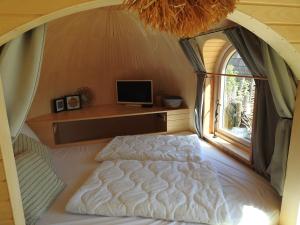 De Hut, in Natuurgebied en vlakbij het Strand