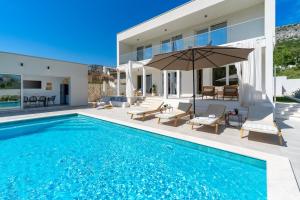 Villa Zen with 4 bedrooms, private 32 sqm pool, summer kitchen, 7 km from the beach