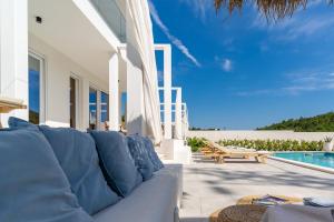 Villa Zen with 4 bedrooms, private 32 sqm pool, summer kitchen, 7 km from the beach