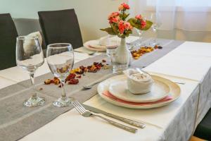 RoseMary 2BR apt with balcony and parking