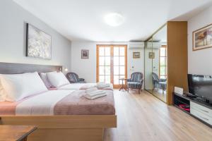 Sunshine Place Apartments