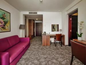 Two-Bedroom Suite with Terrace and Sea View room in Hotel Pine