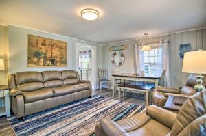 Wareham Cottage with Deck, Walk to Swifts Beach