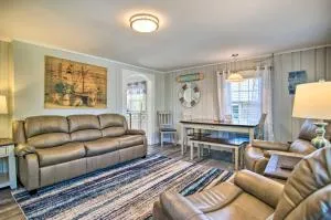 Wareham Cottage with Deck, Walk to Swifts Beach - Wareham