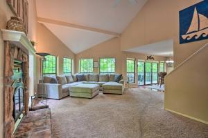 Beaver Lake Retreat with Deck and Private Hot Tub