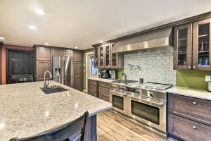 Waterfront Ashland Home about 2 Mi to Downtown!