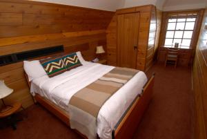 Queen Room room in Timberline Lodge