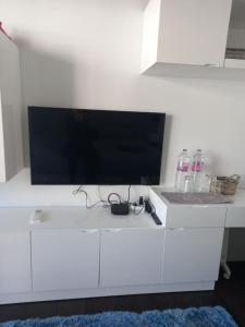 Parisian Sparkle Retreat, 150m from American Hospital