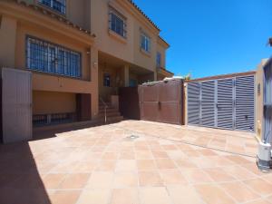 Adosado con piscina y vistas al mar.