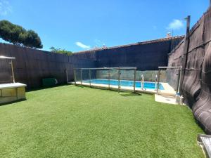 Adosado con piscina y vistas al mar.