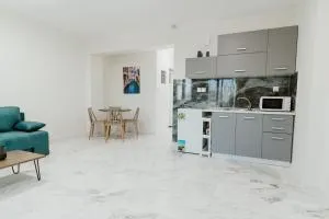 BLUE AND WHITE LUXURY suites - Néa Goniá