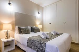 Two-Bedroom Apartment with Balcony (6 Adults) room in Balmes 1-6 pax + terrace very close to the Central Market