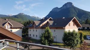 Appartements Appartement plein centre village, vue montagnes, proximite immediate lac : photos des chambres