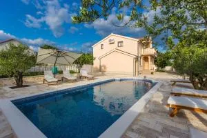 Villa Tina with Swimming Pool, Tennis court, Games room, Sauna, Gym, BBQ - Rupalj