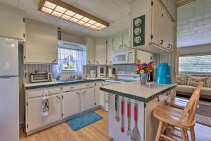 Quaint Country Cottage - Boat, Golf and Explore!