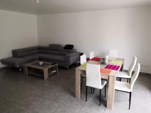 Appartements spacieux, top lit, hote reactif, proche montagne mer, lumineux, bien equipe, agreable, chambre, micro maison et maison, bien regarder : photos des chambres