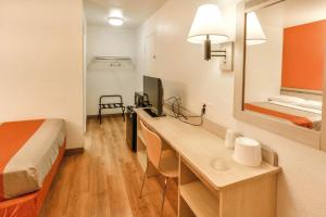 Deluxe Queen Room room in Motel 6-Huntsville TX
