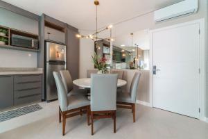 Apartamento 2 suítes com Piscina Centro Bombinhas