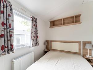 Relaxing holiday chalet by the water in Grou