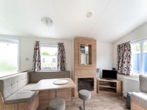 Relaxing holiday chalet by the water in Grou