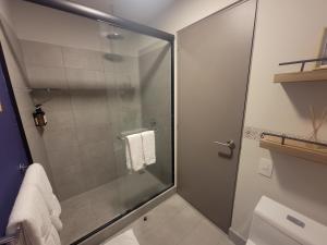 Cosmopolitan APT 1407, 5 Star Facilities, 15m SJO Airport, Parking, Pool, Gym